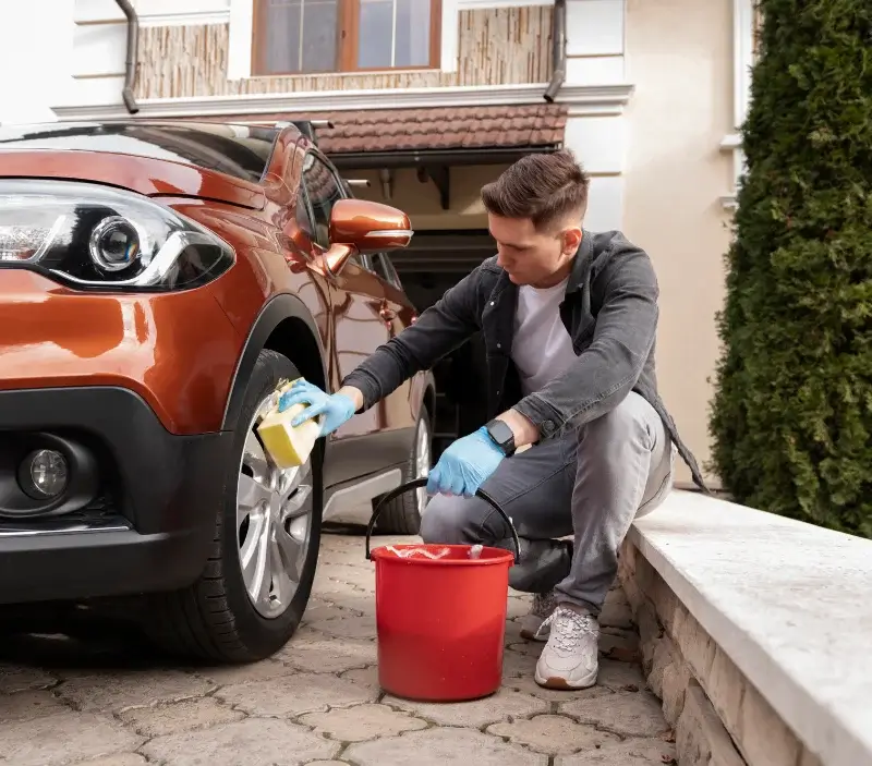 Lavage auto à domicile Les Trois Lacs : professionnel intervenant sur un véhicule